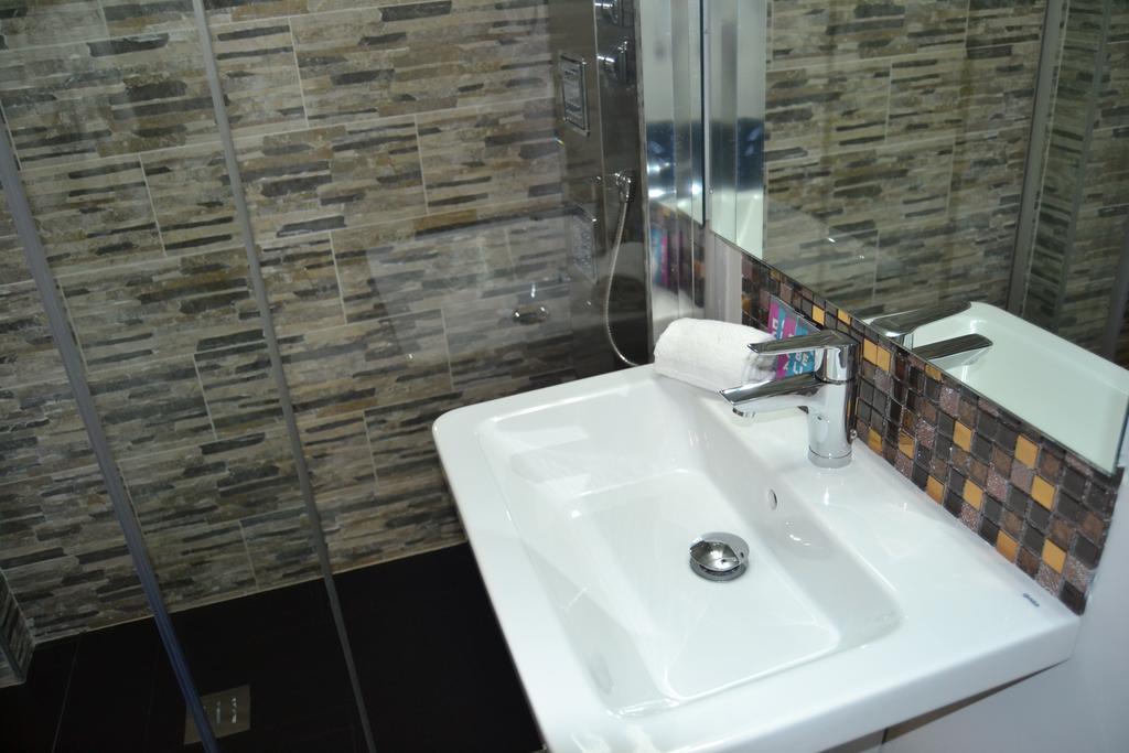 Los Amigos Vip Rooms マドリード エクステリア 写真